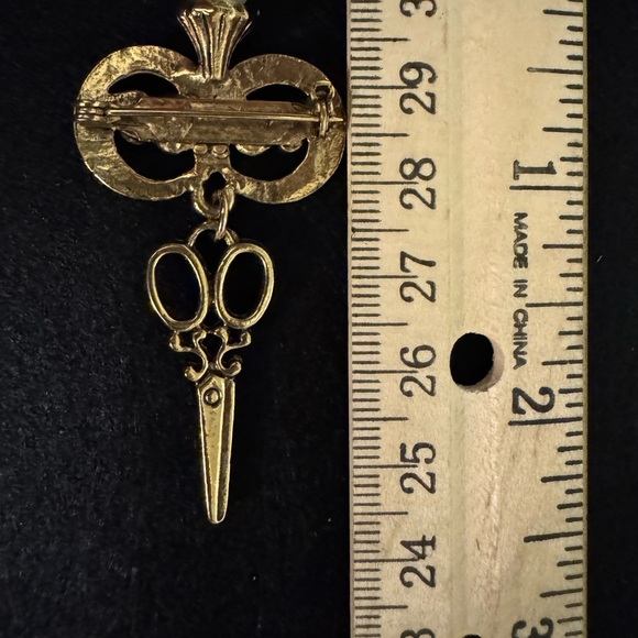 Vintage Hairstylist Gold Tone Brooch Pin with Pearl Accent and Dangle Sissors - Picture 4 of 4